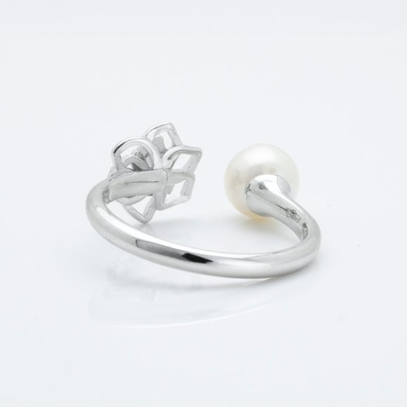 Gorgeous Sterling Silver Pearl Ring - Picture 2 of 3